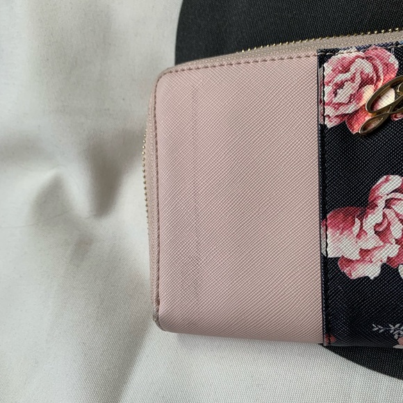 Guess purse 💕 - Picture 2 of 10